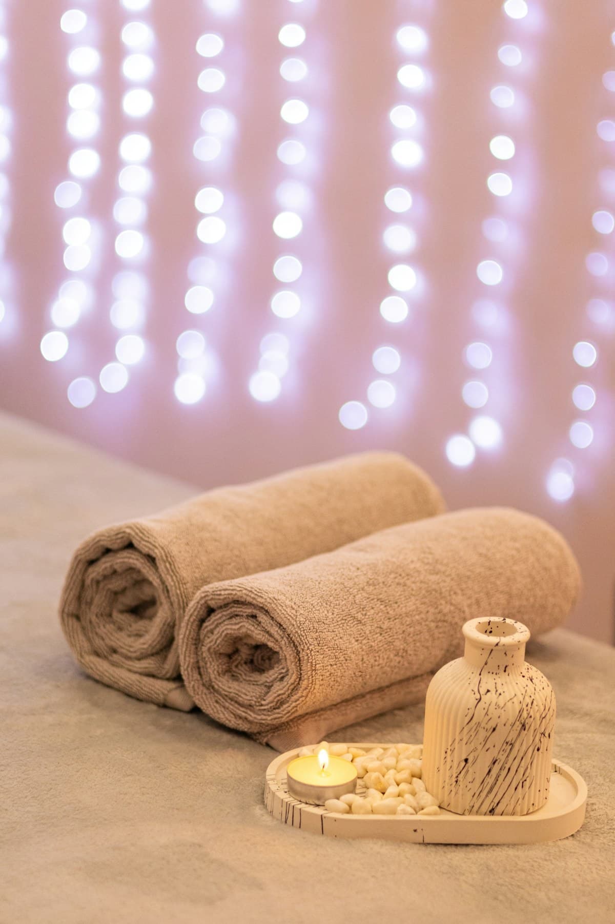 Massage-Gutschein Wellness Oberlausitz, Oderwitz Handtücher und Kerzenlicht als Geschenkidee – Massage Gutschein Oberlausitz