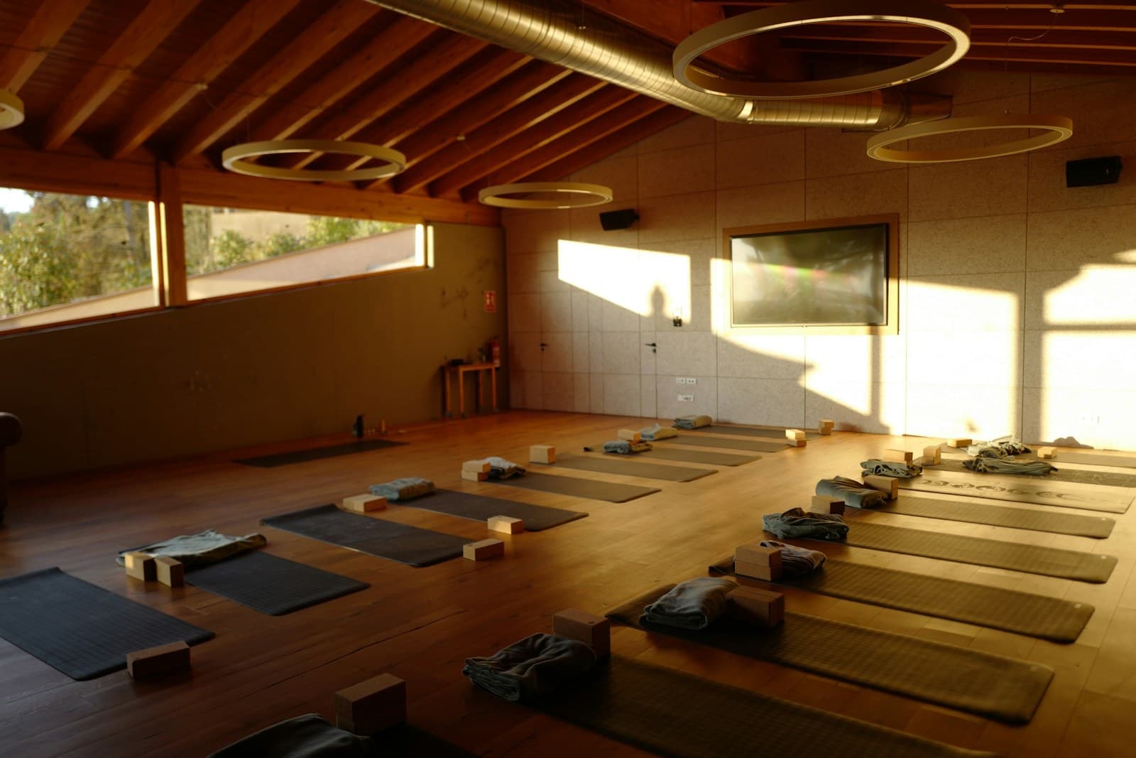 Stuhlyoga in Oderwitz – Wellness Oberlausitz Stuhlyoga für Senioren in Oderwitz – heller, ruhiger Yoga-Raum – Wellness Oberlausitz